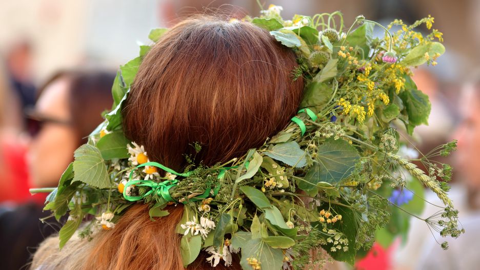wianek, wianki w krakowie, kobieca, kobieta, kwiaty, tradycja, ludowe, plecione, ozdoba, naturalny, rude, kwietny, osoba, panna, dziewczyna, zabawa, styl życia, rozpuszczone, zwyczaj, zwyczaje, obyczaj