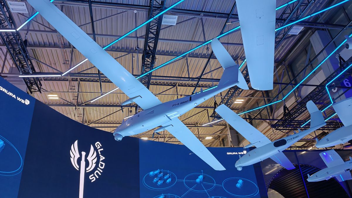 Dron FT-5 IMINT na pierwszym planie i ELINT na drugim.