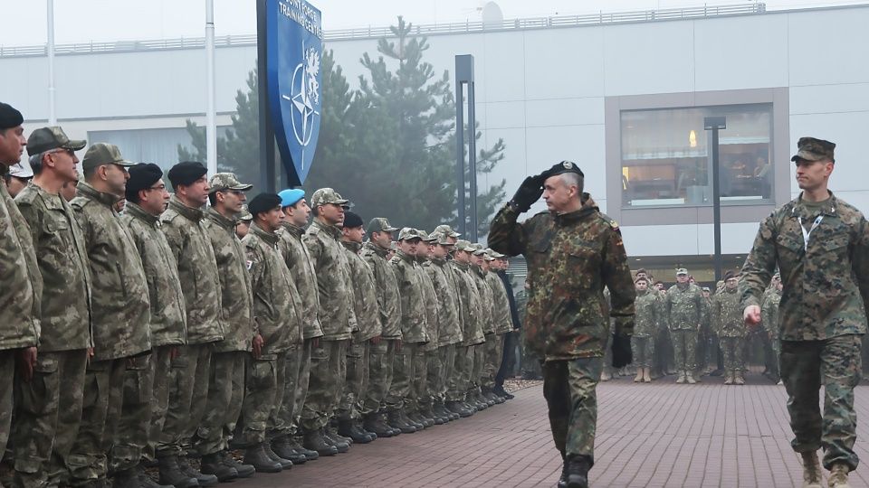 Na szkolenia do Bydgoszczy przybywa jednorazowo kilkuset żołnierzy z różnych krajów członkowskich NATO