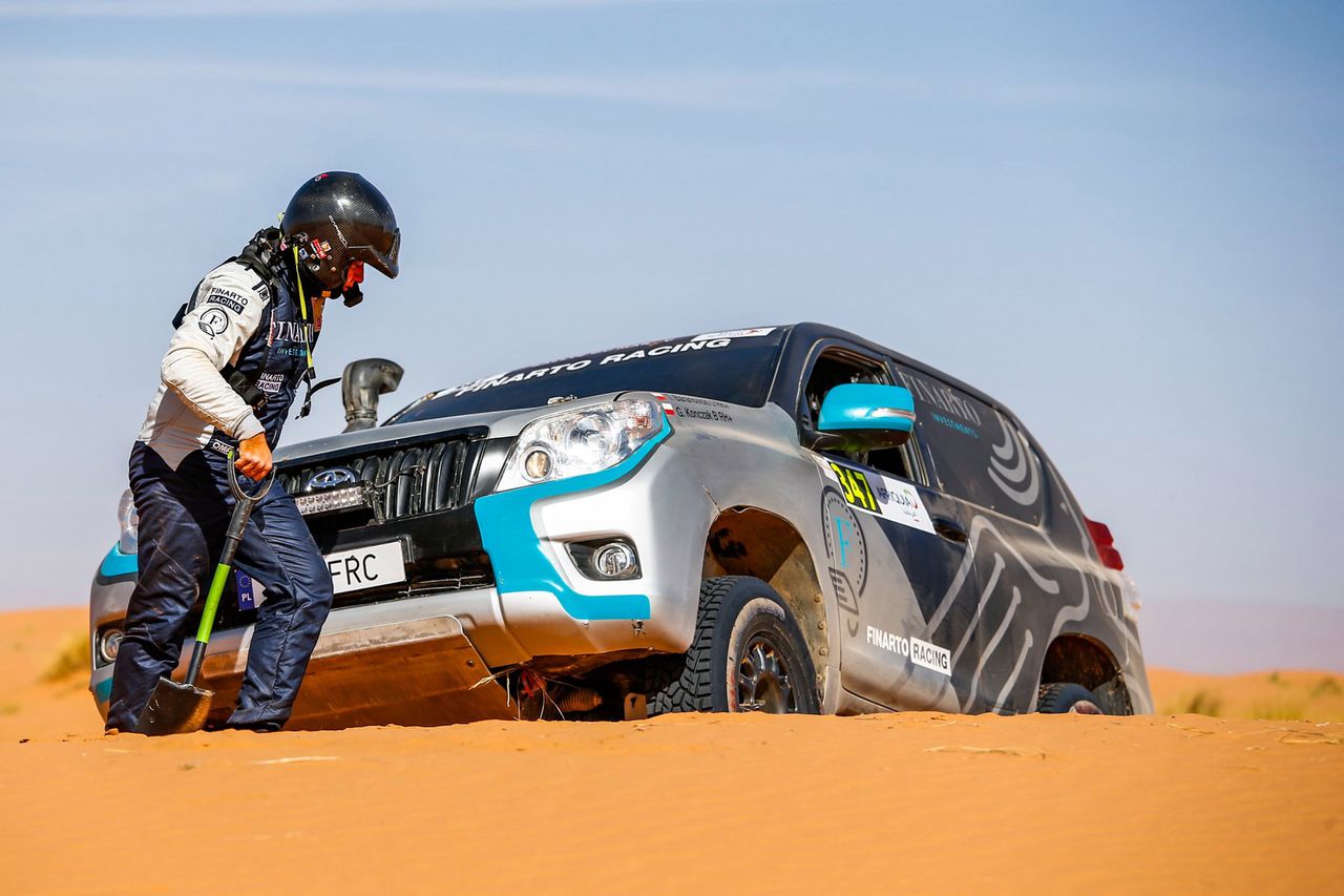 Zbudowaną przez Hołowczyc Racing Toyotą Land Cruiser Tomek Baranowski mógł pojechać w wymarzonym pustynnym maratonie.