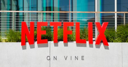 "Mieszane" wyniki finansowe Netfliksa. Platforma opóźnia dzielenie kont
