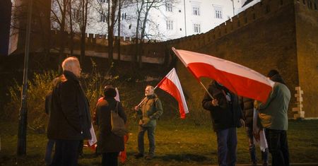 Pierwsza taka miesięcznica. PiS na Wawelu bez policyjnej obstawy
