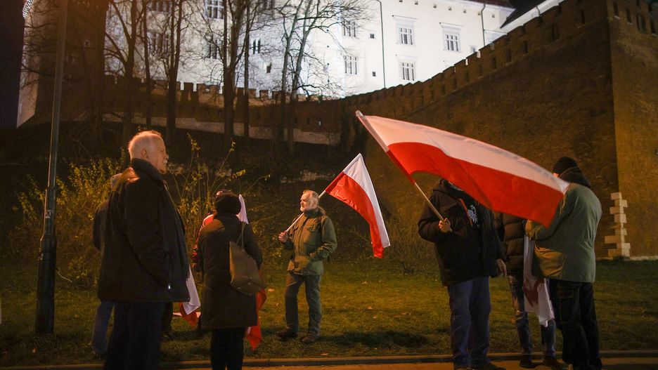 Politycy PiS odwiedzają wawelską katedrę w miesięcznicę pogrzebu pary prezydenckiej Lecha i Marii KaczyńskichŹródło: PAP, fot: PAP/Łukasz Gągulski