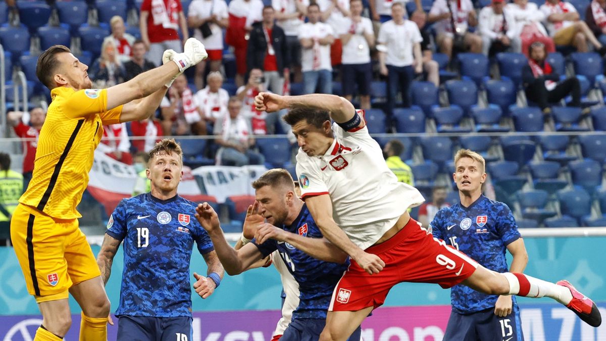 Ostatni moment na gola w 93' minucie. Lewandowski, niestety, nie dał rady.