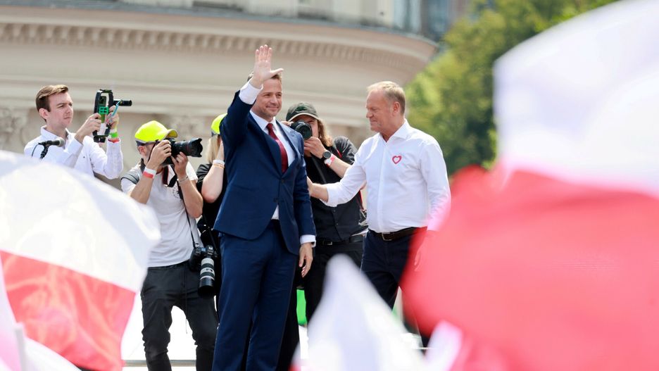 Wielki Marsz Patriot�w Trzaskowskiego
Fot. Adam Burakowski/East News, 25.05.2025.  Warszawa. Organizowany przez Platforme Obywatelska "Wielki Marsz Patriotow", z udzialem kandydata na prezydenta Rafala Trzaskowskiego. W tym samym czasie ulicami Warszawy przechodzi drugi marsz, organizowany przez PiS, z udzialem kontrkandydata. Wydarzenia odbywaja sie na tydzien przed druga tura wyborow prezydenckich.
N/z: Rafal Trzaskowski, premier Donald Tusk
Adam Burakowski
