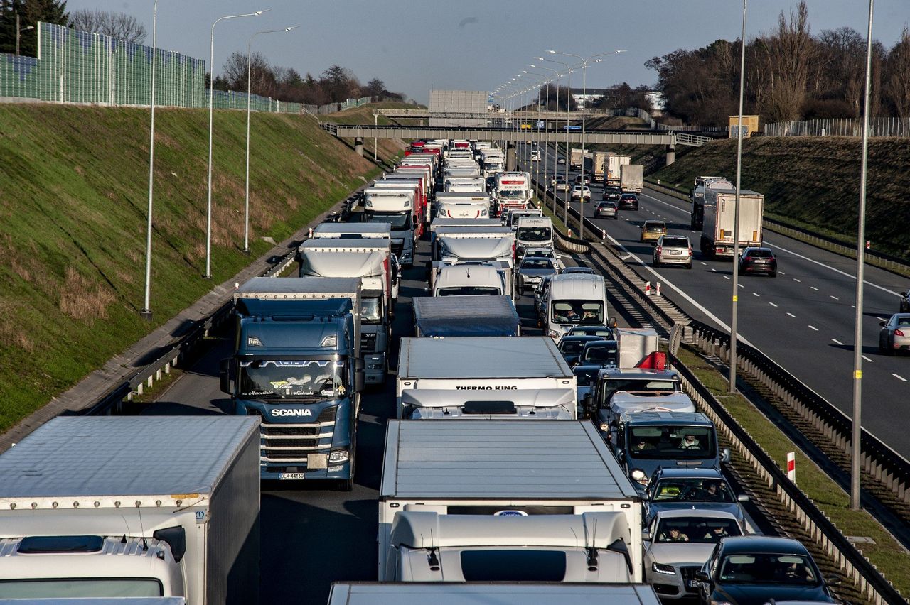 Wypadek i poważne utrudnienia na autostradzie A2 pod Poznaniem. Zderzyło się pięć samochodów
