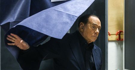 Willa Berlusconiego sprzedana. 126 pokoi, 5 basenów i sztuczny wulkan