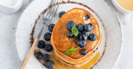 Amerykańskie pancakes z borówkami - aż proszą się by je zjeść