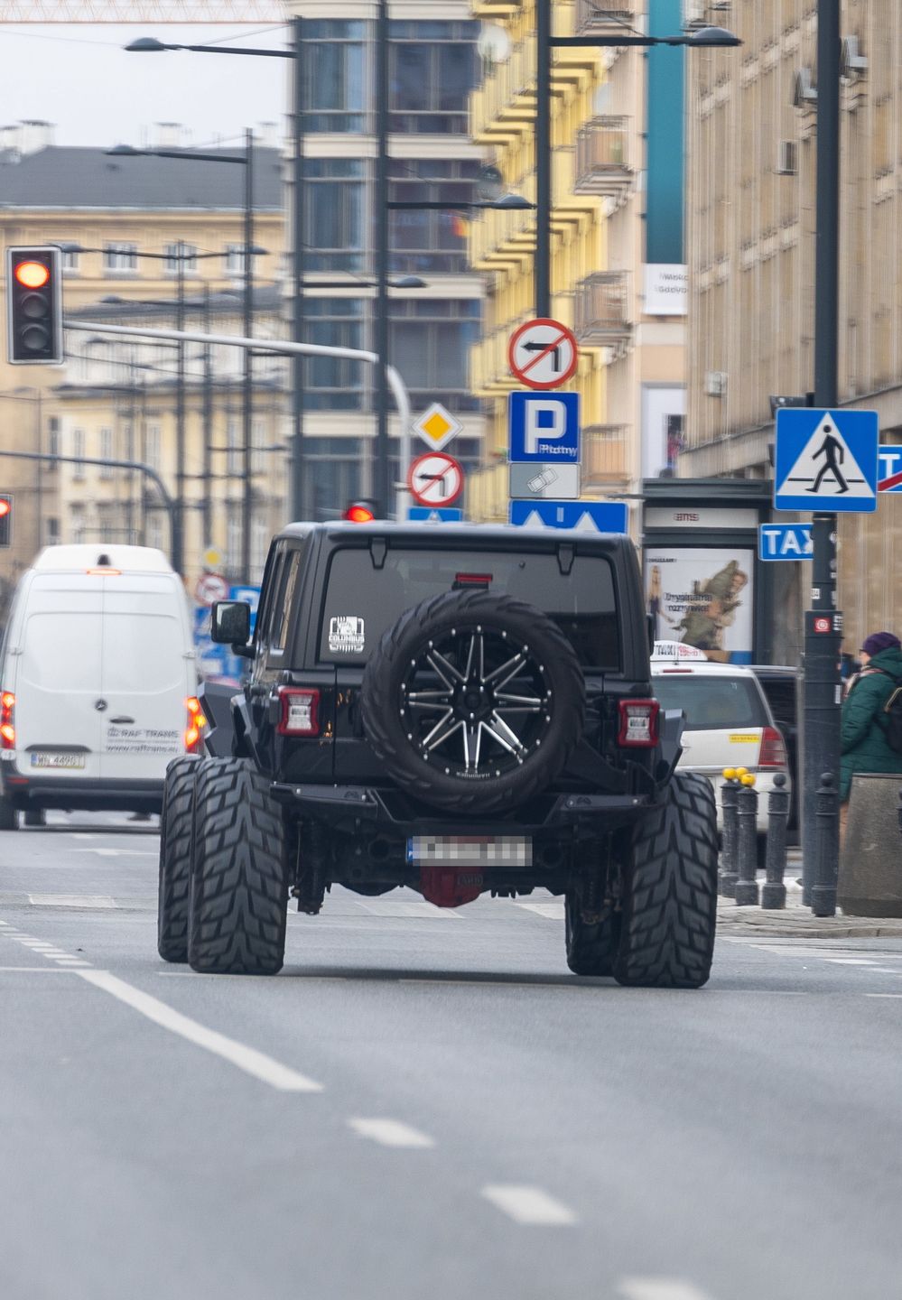 Kuba Wojewódzki wozi się po stolicy nową furą