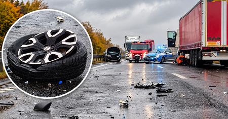Groźna kraksa na S10! 84-latek wyprzedzał ciężarówkę