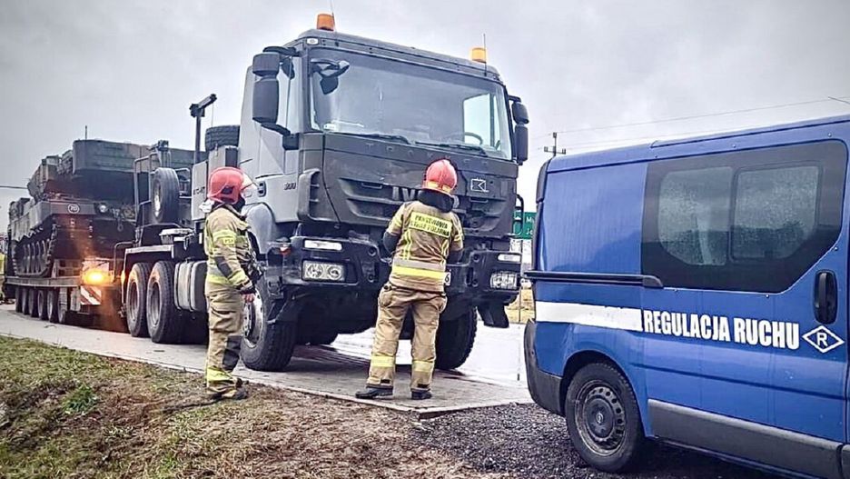 Przewozili czołg. Groźny wypadek na Mazowszu