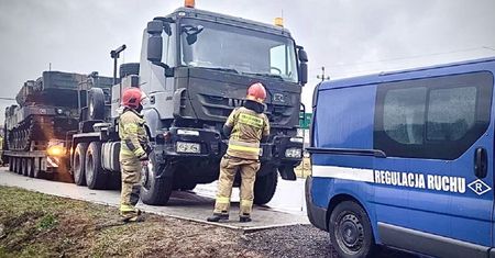 Przewozili czołg. Wypadek z udziałem kolumny wojskowej