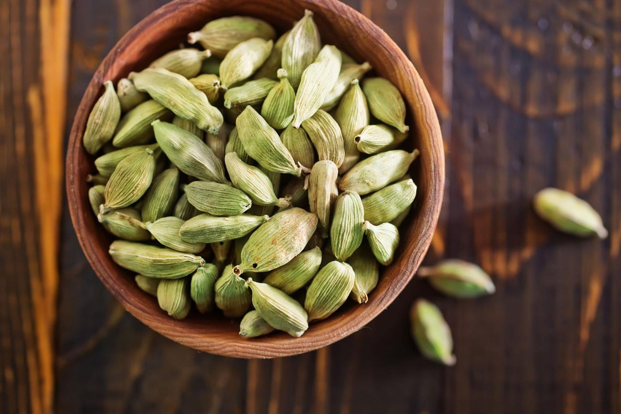 Dlaczego warto dodawać kardamon do napojów?