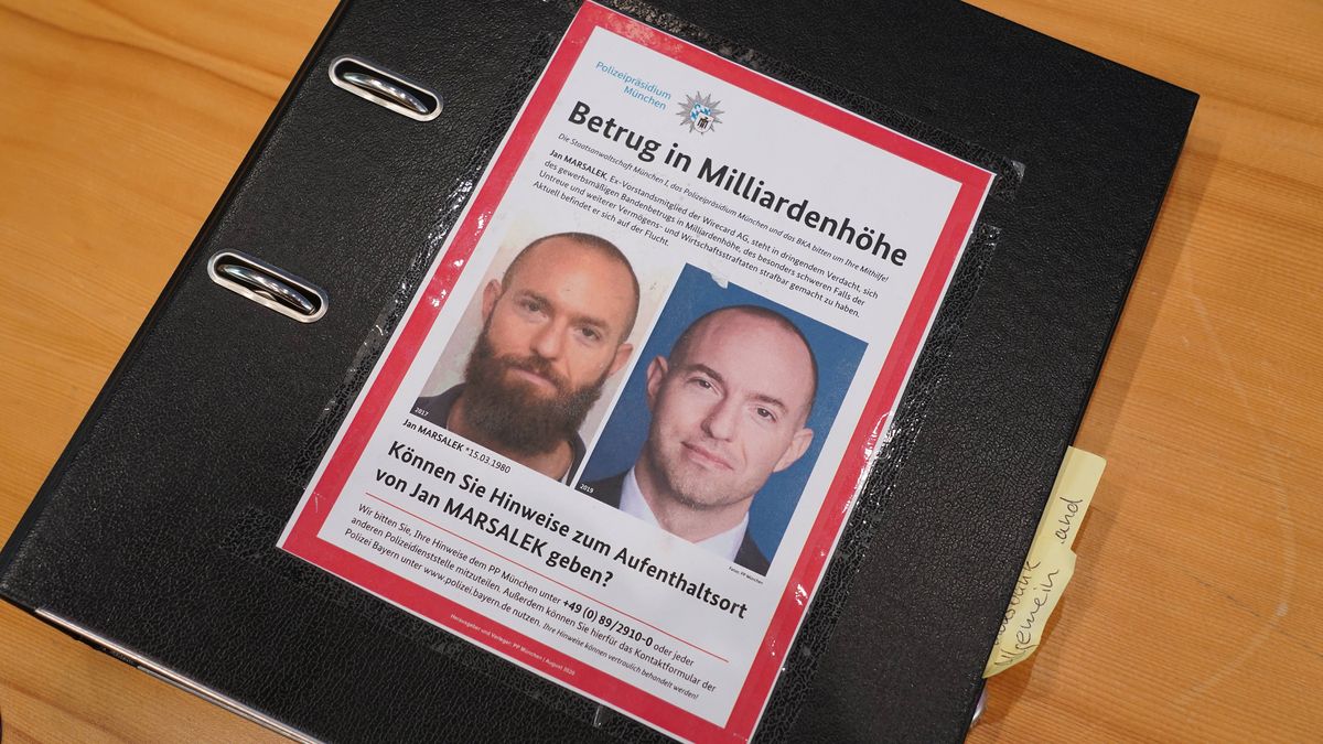 Bundestag Wirecard Commission Provides Media Update
epa09064994 A police wanted poster of former Wirecard chief operating officer Jan Marsalek is seen on a folder of Fabio de Masi (Die Linke) of the Bundestag commission investigating the Wirecard scandal following a press conference by de Masi and other commission members in Berlin, Germany, 10 March 2021. Wirecard, a German digital payments processor that was very active in Asia, declared bankruptcy last year following revelations of deceptive accounting to the tune of EUR 2 billion. Former Wirecard chief operating officer Jan Marsalek is a fugitive also being investigated for possible ties to Russian intelligence services.  EPA/Sean Gallup / POOL 
Dostawca: PAP/EPA.
Sean Gallup / POOL