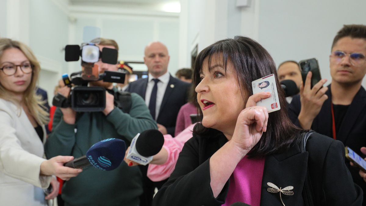 Warszawa, 07.02.2024. Posłanka PiS Urszula Rusecka (C-P) podczas wypowiedzi dla mediów w Sejmie w Warszawie, 7 bm. Posłowie mają zająć się m.in. rządowym projektem noweli ustawy o pomocy obywatelom Ukrainy w związku z konfliktem zbrojnym na terytorium tego państwa. (jm) PAP/Paweł Supernak