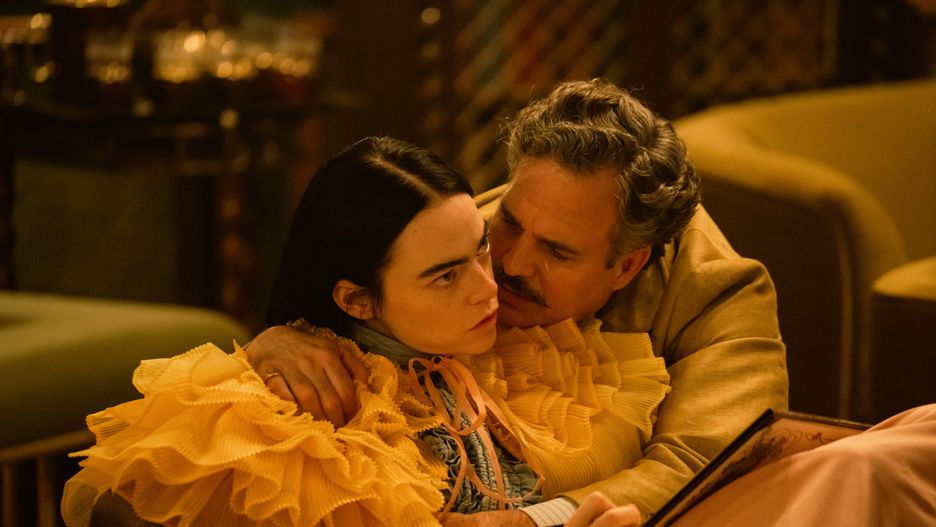 Emma Stone and Mark Ruffalo in POOR THINGS. Photo by Atsushi Nishijima. Courtesy of Searchlight Pictures. © 2023 20th Century Studios All Rights Reserved.
Atsushi Nishijima