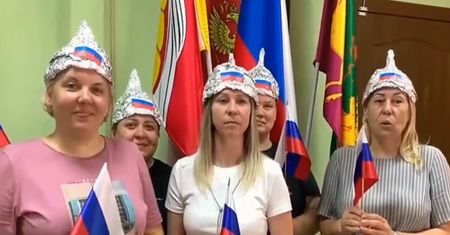 Rosjanie robią czapki z foli aluminiowej. Mają chronić ich przed NATO