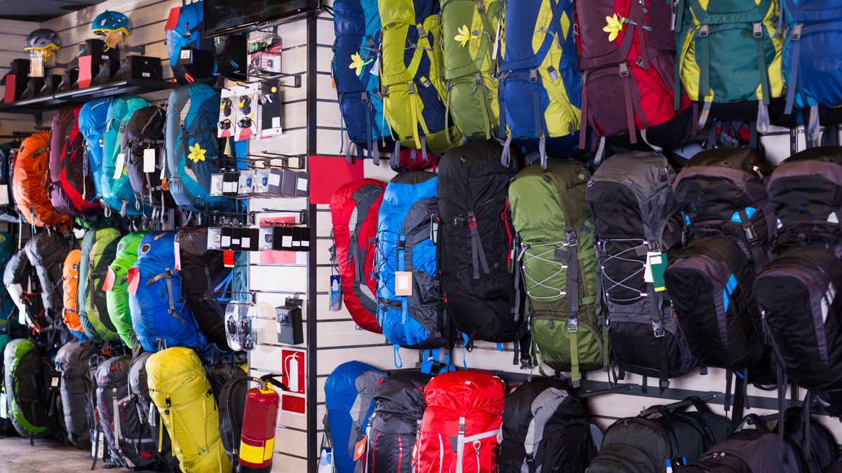 Na zdjęciu sklep sportowy. Widać plecaki turystyczne
