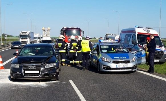 Ucieczka przed policją skończyła się dla kierującej audi wypadkiem