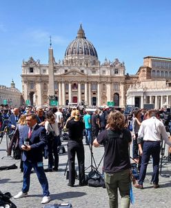 "Sytuacja nadzwyczajna". Polacy organizują się po śmierci Franciszka