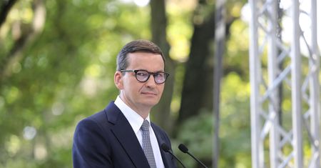 Afera mailowa. Morawiecki miał redagować odpowiedzi dla dziennikarzy ws. swoich lotów