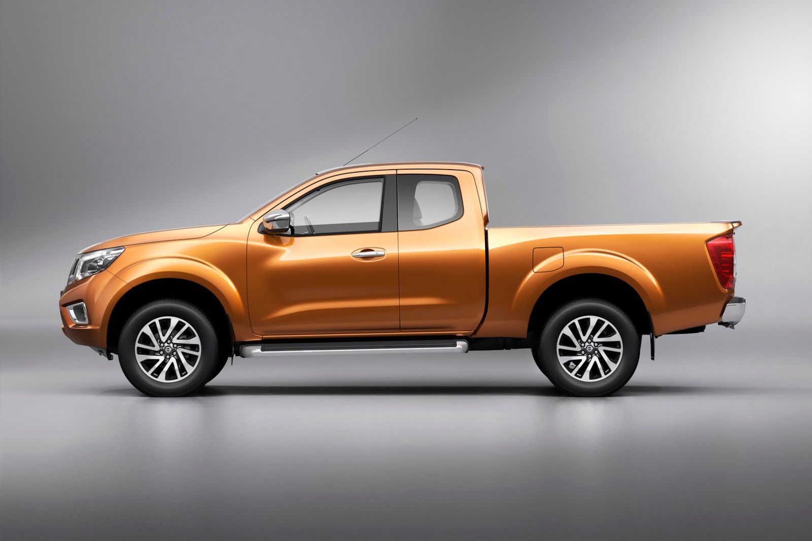 Nowy Nissan Navara - obszerna galeria producenta 24