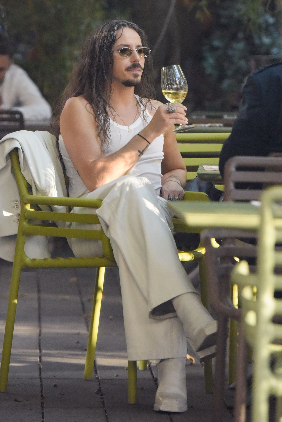 Michał Szpak delektuje się trunkiem na spotkaniu 