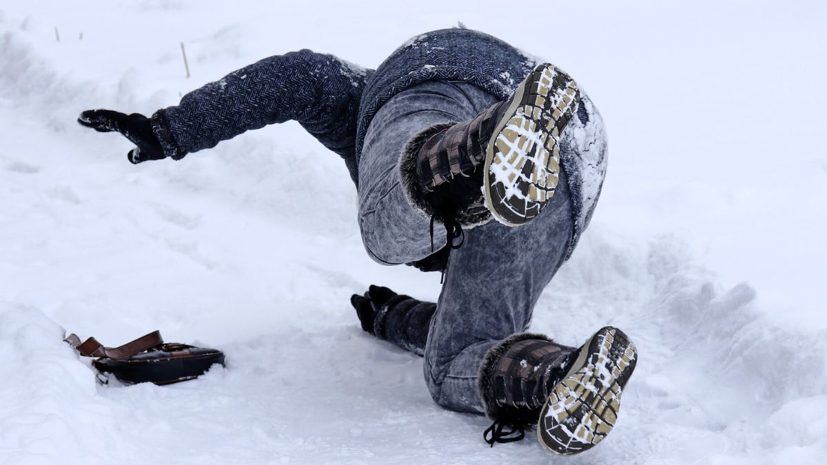 Kobieta przewróciła się na śniegu