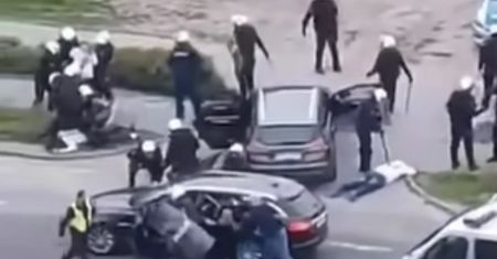 Zatrzymanie pseudokibica przed meczem. Chciał rozjechać policjanta