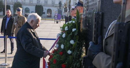 Incydent przed pomnikiem smoleńskim. Trzy zawiadomienia na Kaczyńskiego