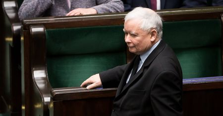 Wszystko uchwyciły kamery. Wysyp memów po wpadce Kaczyńskiego
