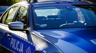 Kraków: Rzucał ciężkimi przedmiotami i ruszył z maczetą. Policjanci musieli natychmiast obezwładnić agresora