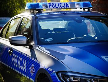 Kraków: Rzucał ciężkimi przedmiotami i ruszył z maczetą. Policjanci musieli natychmiast obezwładnić agresora