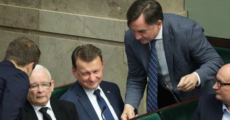 Ziobryści zostają w klubie PiS. Dzięki Mariuszowi Błaszczakowi