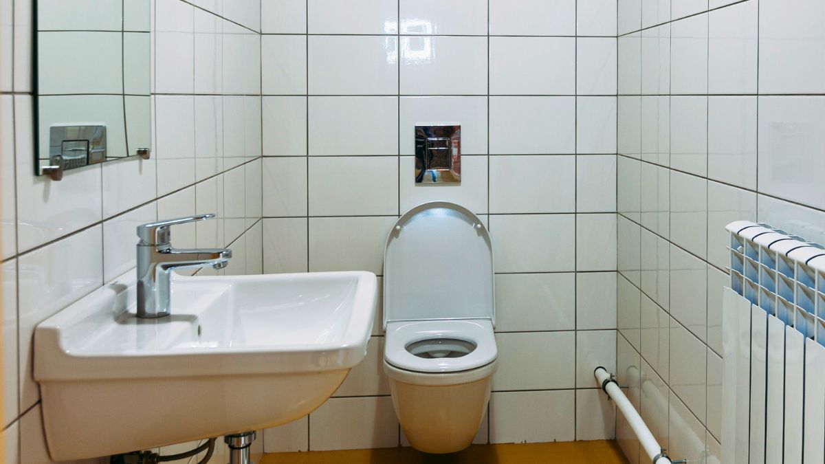 Łazienka z toaletą i zlewem