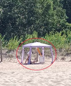 Zdjęcie z plaży w Gdańsku. Turyści się przyglądali