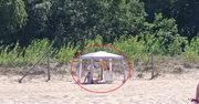 Zdjęcie z plaży w Gdańsku. Turyści się przyglądali