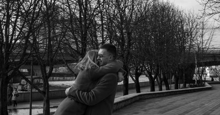 Przytulenie nie jest cudem. Ale nauka coraz wyraźniej pokazuje, że pomaga ciału wyhamować stres