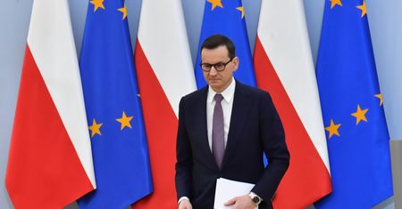 Polska wydaje pieniądze, których nie ma? Potężny problem z Brukselą