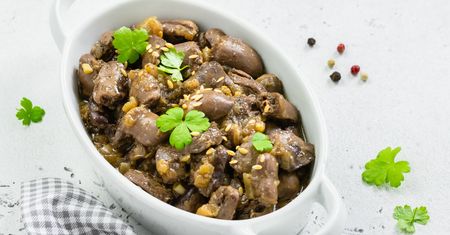 Gulasz z serc drobiowych z pieczarkami – tani, domowy obiad