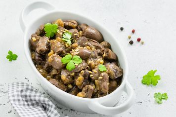 Gulasz z serc drobiowych z pieczarkami – tani, domowy obiad
