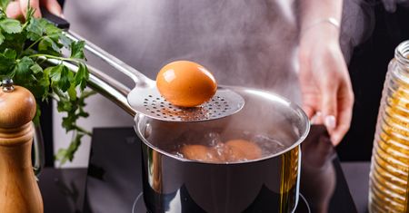 Tego nie wiedziałeś o gotowaniu jajek. Przeczytaj, zanim zaczniesz szykować Wielkanoc