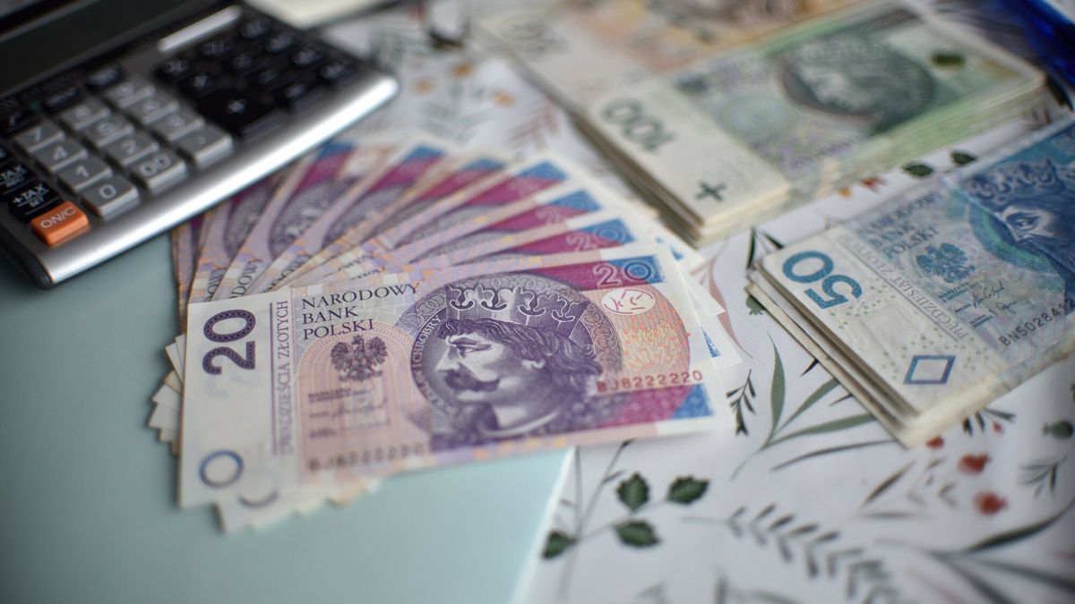 Stock Bart?omiej Magierowski
Fot. Bartlomiej Magierowski/East News. Wroclaw 26.09.2023. Zdjecie ilustracyjne - finanse, oszczednosci, planowanie budzetu. N/z: bankonty, kalkulator, dlugopis, teczki z dokumentami.
Bartlomiej Magierowski