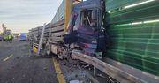 S7: W ciężarówce przewożącej betonowe płyty wystrzeliła opona