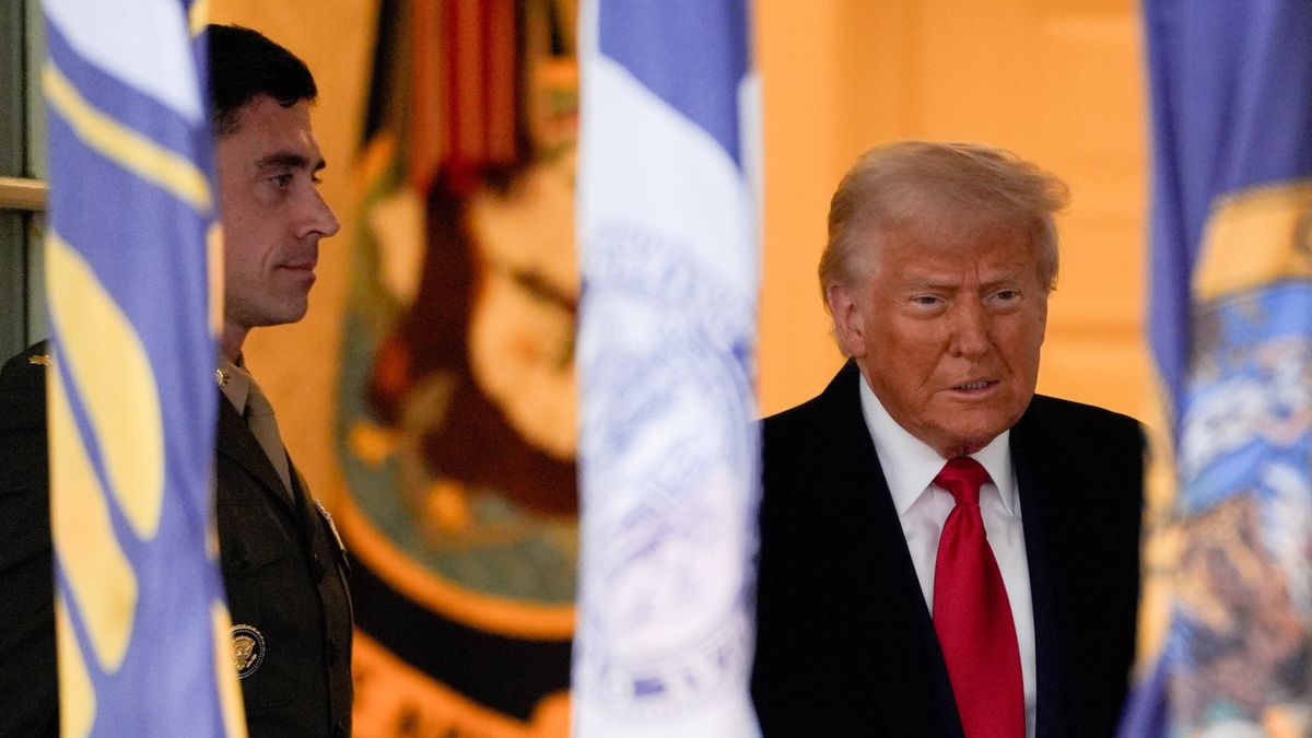 US President Trump unveils new tariffs on so-called Liberation Day
epa12006186 US President Donald Trump (R) arrives for a tariff announcement in the Rose Garden of the White House in Washington, DC, USA, 02 April 2025. Trump plans to roll out tariffs on global trading partners, the centerpiece of his effort to bring back manufacturing to the US and reshape a world trade system he has long decried as unfair. Trump has branded the day 'Liberation Day', though most economists expect US consumers to foot the costs.  EPA/KENT NISHIMURA / POOL 
Dostawca: PAP/EPA.
KENT NISHIMURA / POOL
politics, government, markets, trade