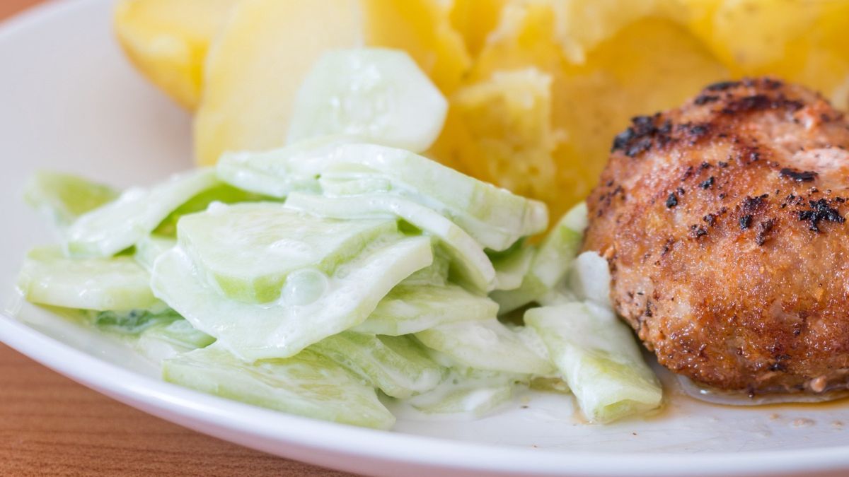 Mizeria z kotletem mielonym i ziemniaczkami