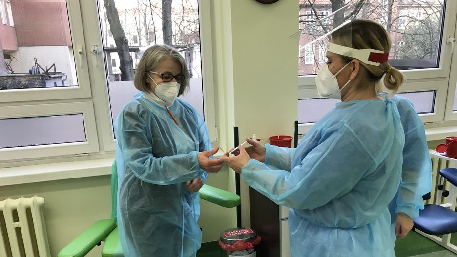 Koronawirus. Kolejny szpital ma problemy ze szczepieniami na COVID-19. Długi czas oczekiwania i odprawienie z kwitkiem