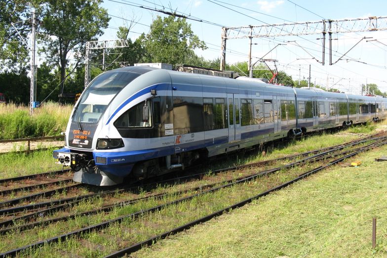 Pociągi ED74 wyglądają nowocześnie, ale wymagają dogłębnego remontu i modernizacji.