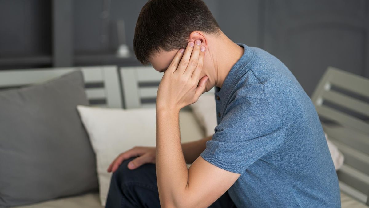 Słuchawki i kluby z głośną muzyką mogą przyczyniać się do uszkodzenia słuchu