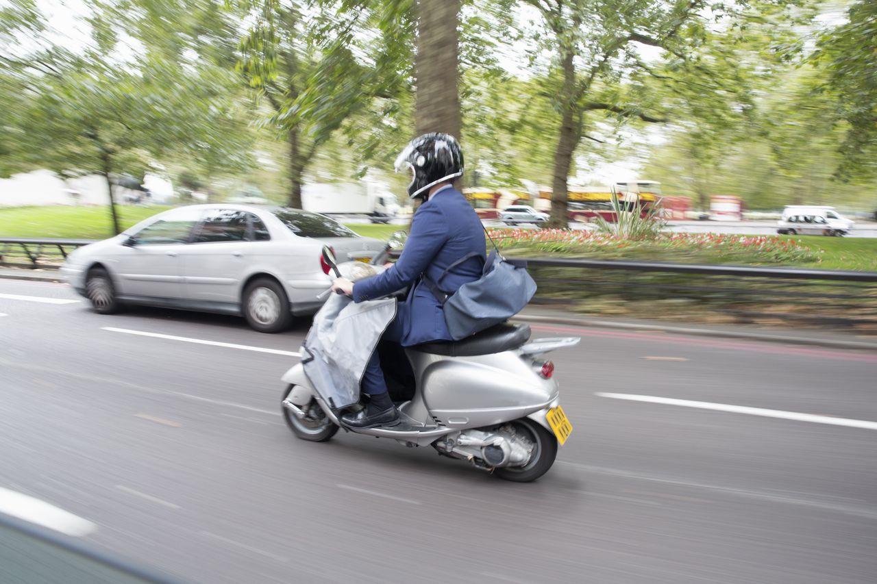 Chciał ominąć korek skuterem. Wjechał na chodnik i uderzył w auto